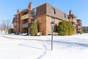 2049 Porte Deleau Ct, Unit 101 in Highland, IN - Building Photo