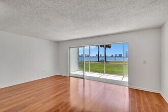 2936 Lake Shore Dr in West Palm Beach, FL - Building Photo - Building Photo