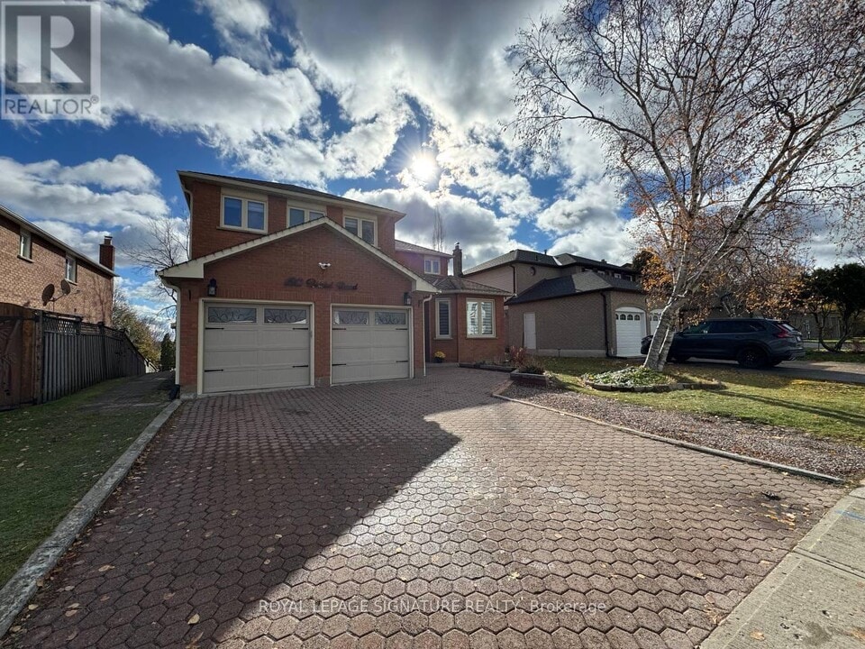 160 Bristol Rd in Newmarket, ON - Building Photo