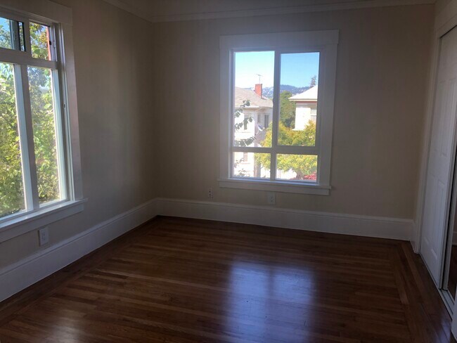 925 International Blvd in Oakland, CA - Foto de edificio - Building Photo