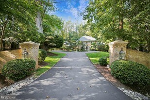 9454 Newbridge Dr in Potomac, MD - Building Photo