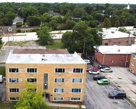 143 E Grove St in Lombard, IL - Foto de edificio - Building Photo