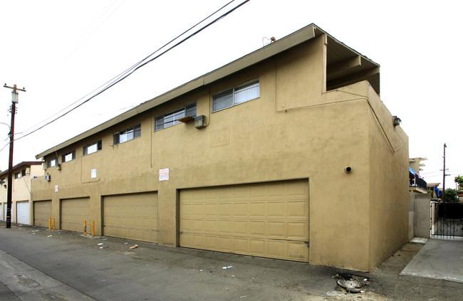 319 E Leatrice Ln in Anaheim, CA - Building Photo - Building Photo