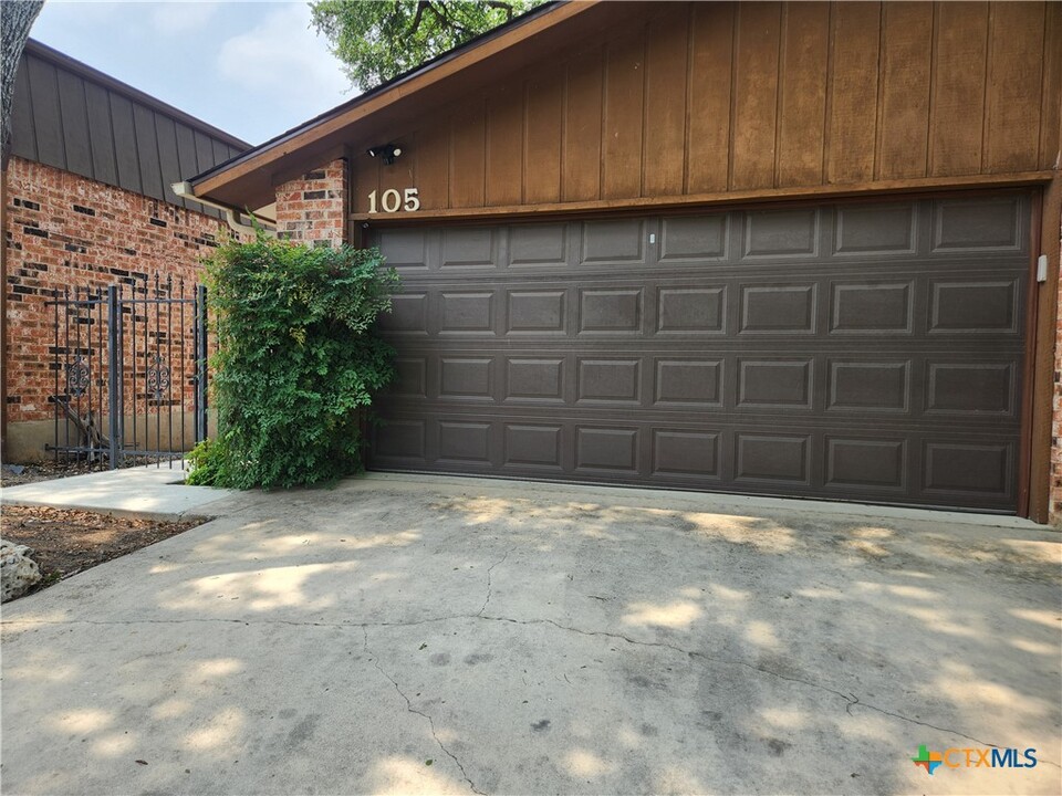 105 E Tanglewood Dr in New Braunfels, TX - Building Photo