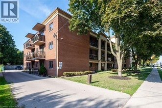 1212 Fennell Ave E in Hamilton, ON - Building Photo - Building Photo