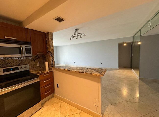 5825 Collins Ave, Unit 9B in Miami, FL - Building Photo - Building Photo