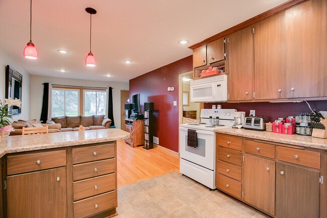 996 Larpenteur Ave West in St. Paul, MN - Building Photo - Building Photo