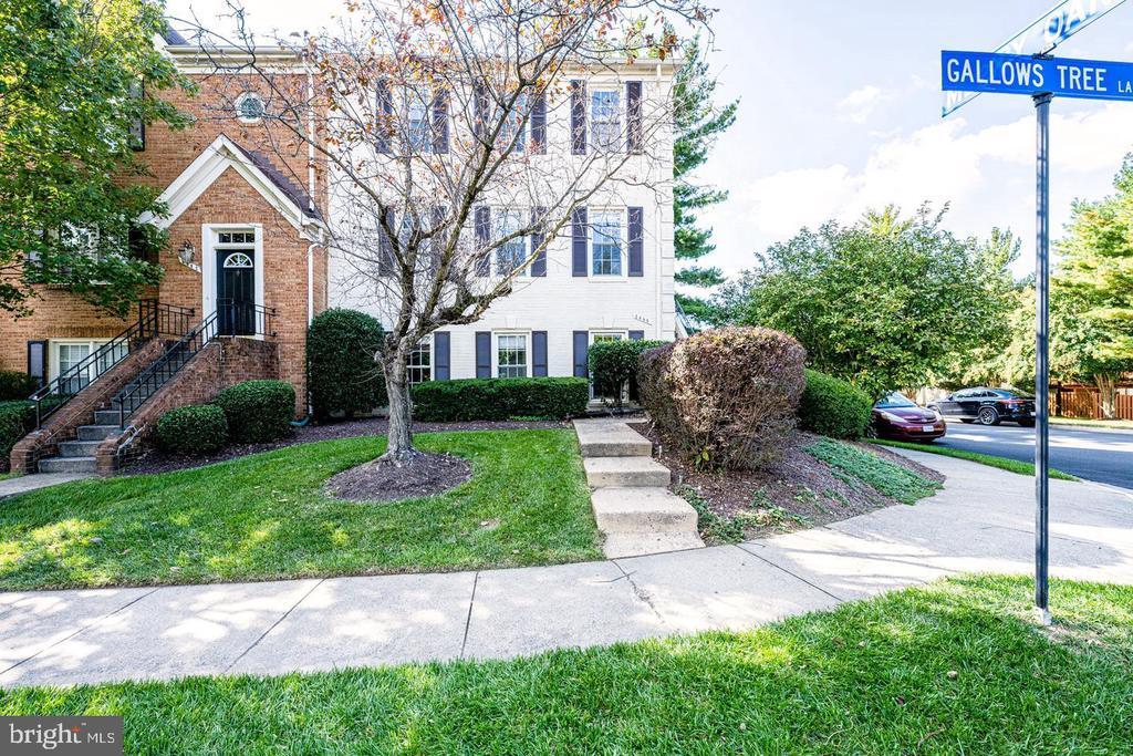 2000 Gallows Tree Ln in Vienna, VA - Building Photo