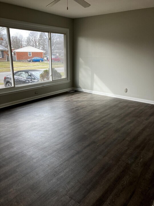 3823 Manner Dale Dr in Louisville, KY - Building Photo