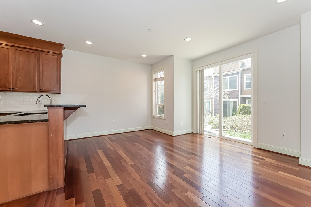 841 Rainier Blvd N in Issaquah, WA - Building Photo