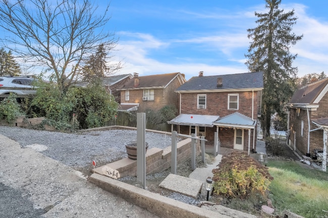 1644 McFarland Rd in Pittsburgh, PA - Foto de edificio - Building Photo