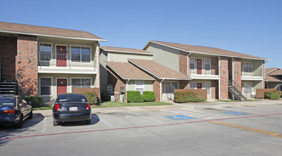 Shadow Brook in Arlington, TX - Building Photo - Building Photo