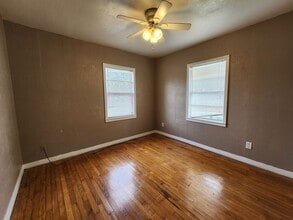 105 9th Ave in Nederland, TX - Building Photo - Building Photo