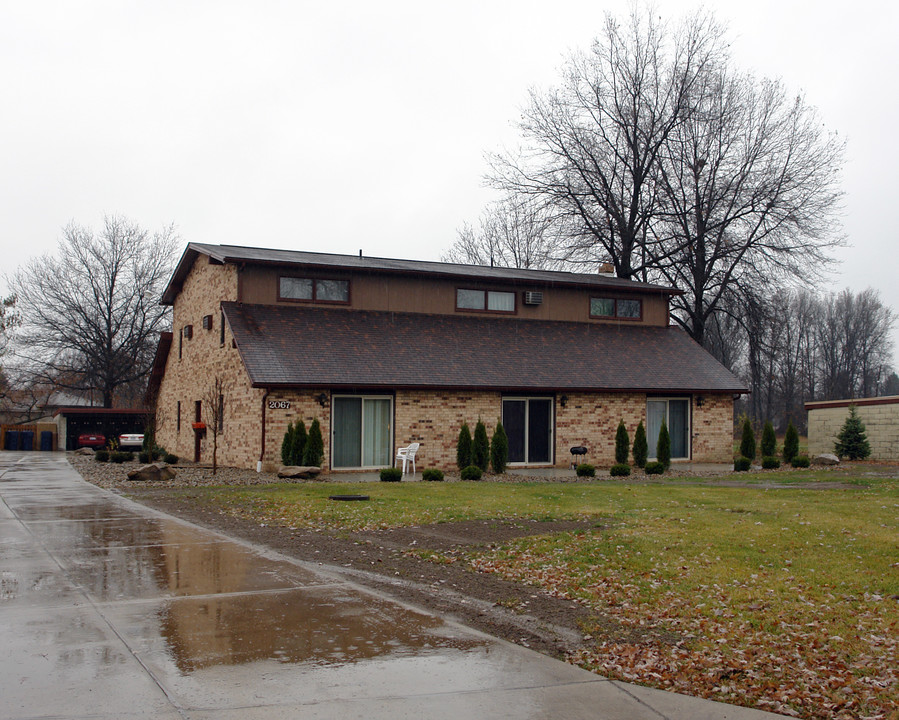 2067 Wolosyn Cir in Youngstown, OH - Foto de edificio