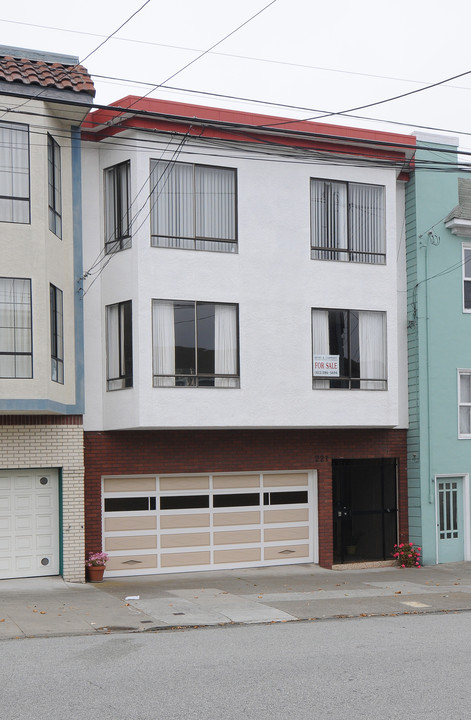 221 19th Ave in San Francisco, CA - Building Photo