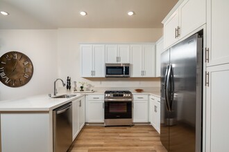 Calista Luxury Townhomes in Fontana, CA - Foto de edificio - Building Photo