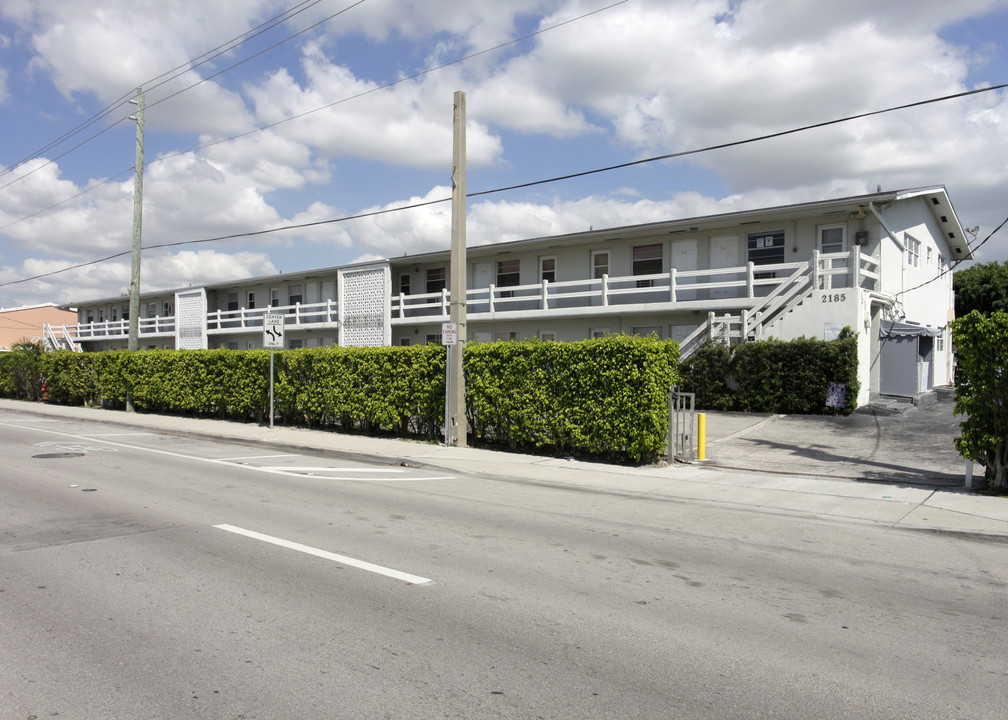 2185 NE 123rd St in North Miami, FL - Building Photo