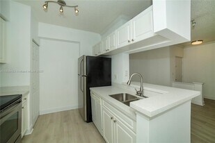 17125 N Bay Rd in Sunny Isles Beach, FL - Building Photo
