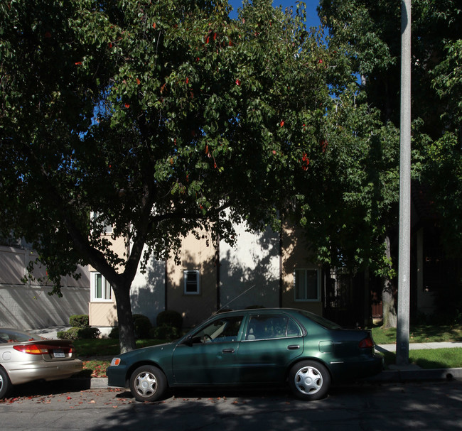 619 E Cypress Ave in Burbank, CA - Building Photo - Building Photo