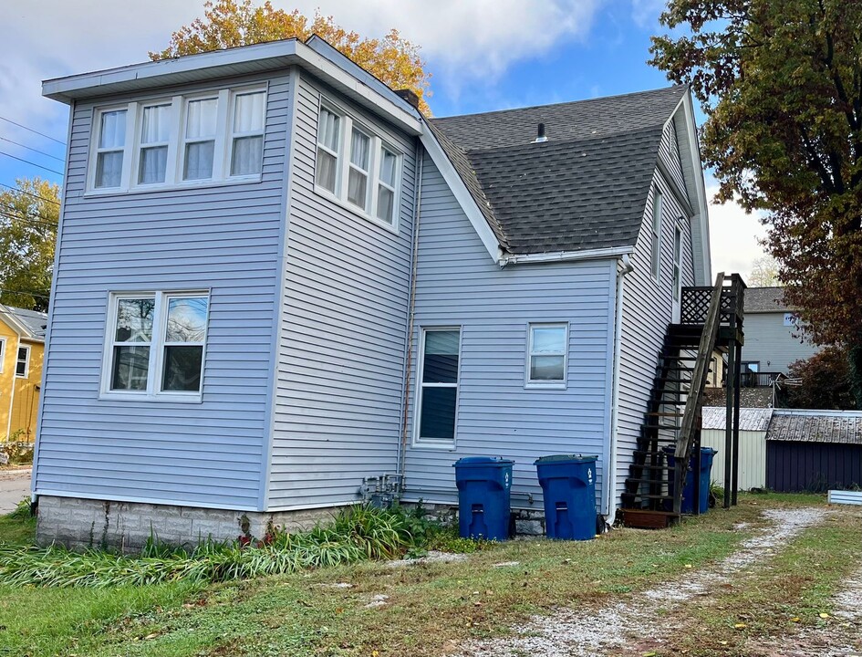 201 E 6th St in Alton, IL - Building Photo