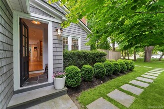 689 Main St in Westhampton Beach, NY - Building Photo - Building Photo