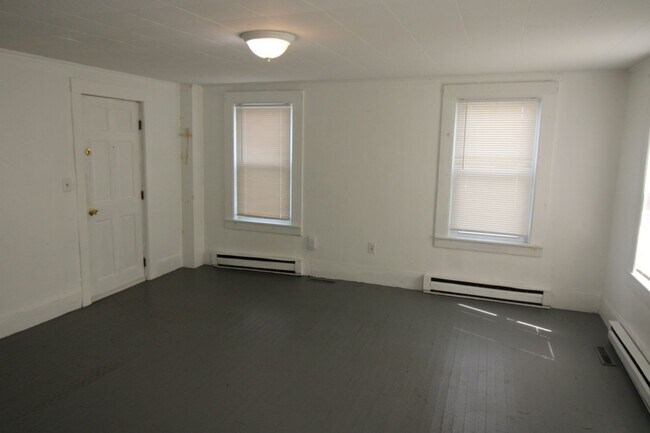 546 Main St in Farmington, NH - Building Photo - Building Photo