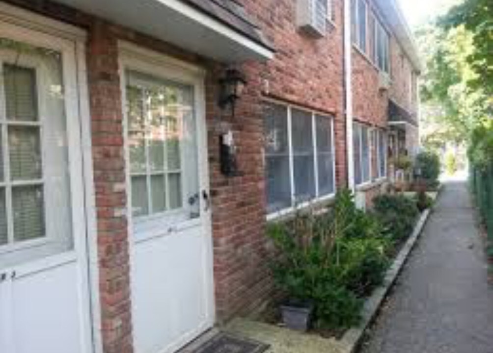 54 Sintsink Dr E in Port Washington, NY - Building Photo