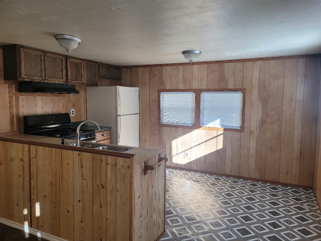 413 Miller St in White Oak, TX - Building Photo - Building Photo