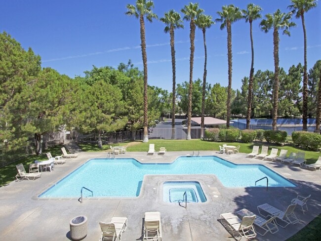 2857 N Los Felices Rd in Palm Springs, CA - Building Photo - Building Photo