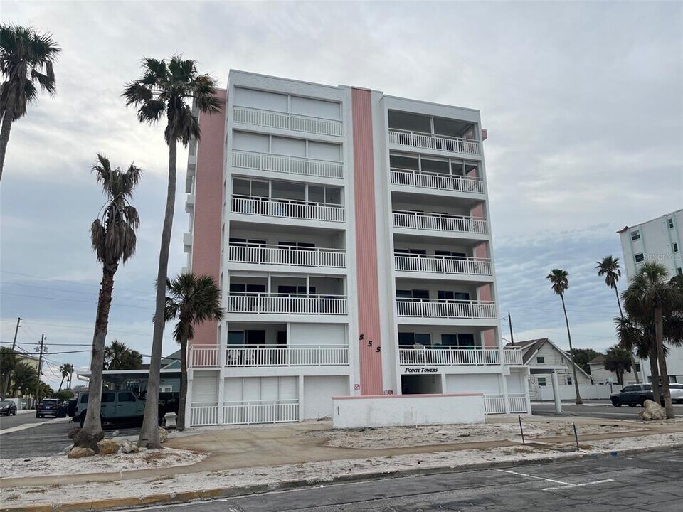 555 Gulf Way in St Pete Beach, FL - Building Photo