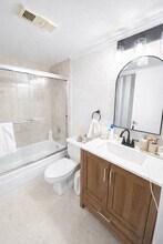 540 Brickell Key Dr, Unit 1721 in Miami, FL - Building Photo - Building Photo