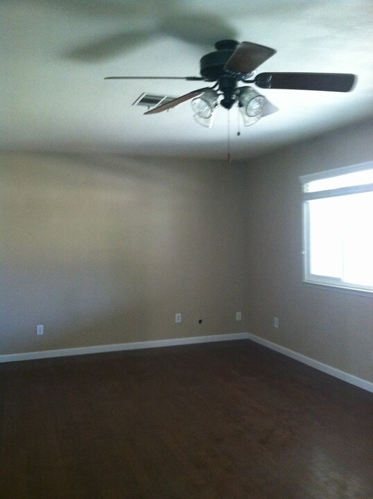 145 N Carl Dr in Visalia, CA - Building Photo