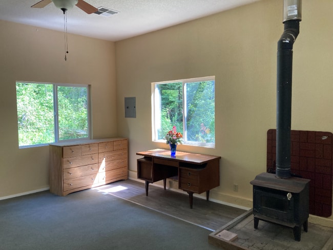 90 Whittier Ln in Mckinleyville, CA - Foto de edificio - Building Photo