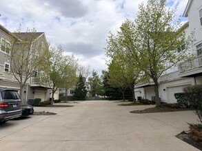 1235 Tuscany Dr in Streamwood, IL - Building Photo - Building Photo