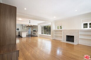 720 N Ogden Dr in Los Angeles, CA - Building Photo