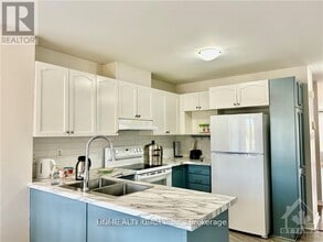 840 Longfields Dr in Ottawa, ON - Building Photo - Building Photo