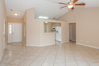 8137 Leafcrest Dr in Jacksonville, FL - Building Photo - Building Photo