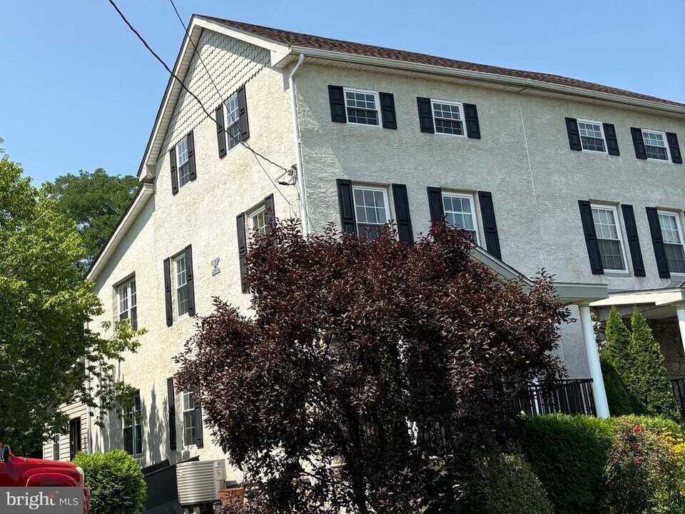 2504 Swamp Pike in Gilbertsville, PA - Building Photo
