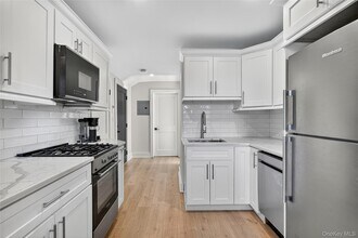 44 Madeleine Ave in New Rochelle, NY - Building Photo - Building Photo