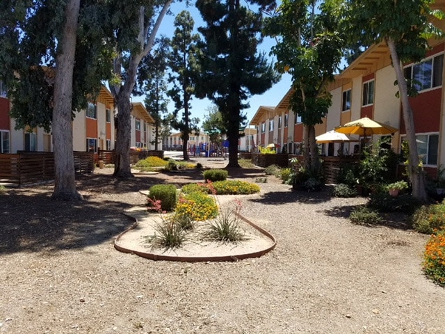 Meadowbrook in San Diego, CA - Foto de edificio - Building Photo