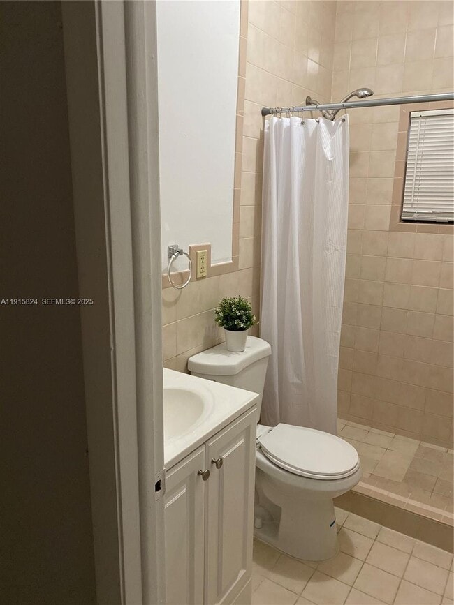 2140 SW 25th St in Miami, FL - Building Photo - Building Photo