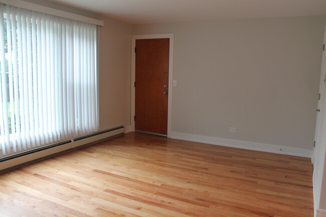 8613 W Summerdale Ave in Chicago, IL - Building Photo - Building Photo