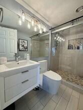 2165 Canyon Dr in Costa Mesa, CA - Foto de edificio - Building Photo