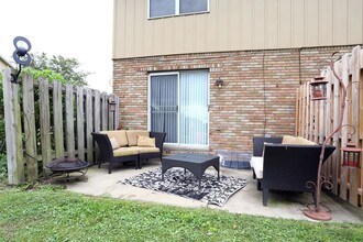 Centennial Village Apartments and Townhomes in Canal Fulton, OH - Foto de edificio - Building Photo