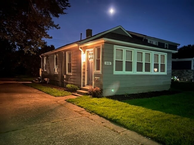 346 E Bernhard Ave in Hazel Park, MI - Foto de edificio - Building Photo