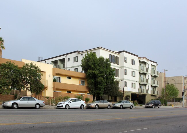 Laurel Courtyard Apartments in North Hollywood, CA - Foto de edificio - Building Photo