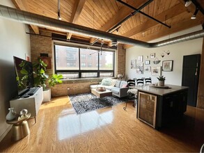 234 E Reservoir Ave, Unit 303 in Milwaukee, WI - Building Photo - Building Photo