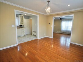 5 Ashwood Rd in Port Washington, NY - Building Photo - Building Photo