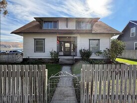 124 E Orchard Ave in Selah, WA - Building Photo