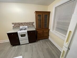 5548 Avondale Pl, Unit 3rd floor in Pittsburgh, PA - Building Photo - Building Photo